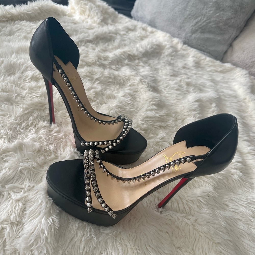 Gorgeous and pristine spiked Christian Louboutin heels. Very rare! - Picture 4 of 15